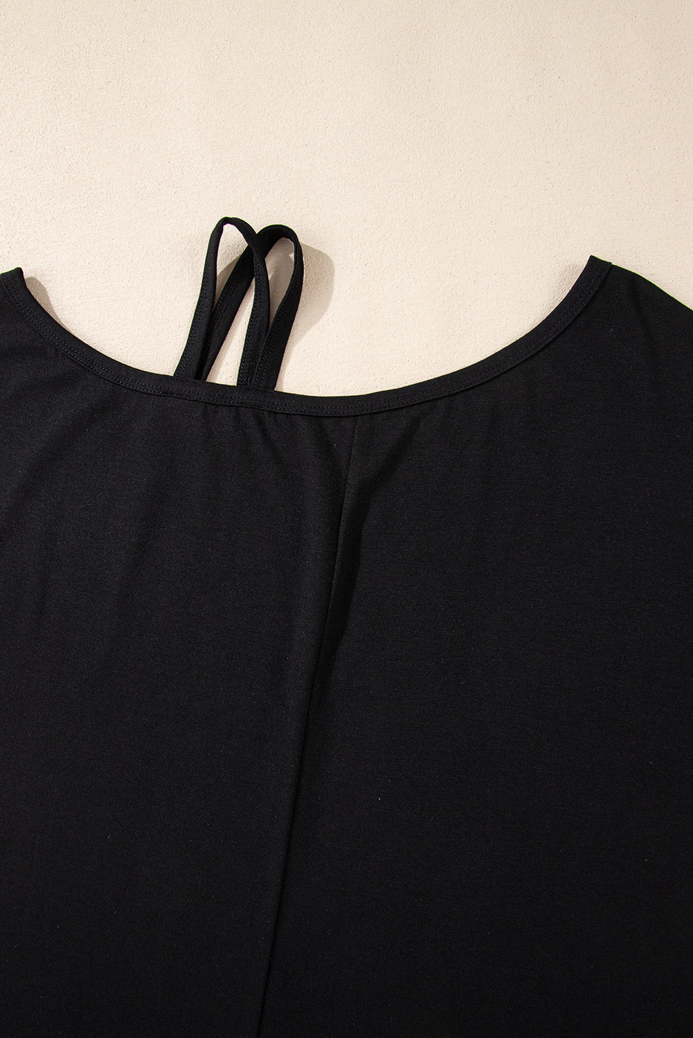 T-shirt noir asymétrique croisé à une épaule