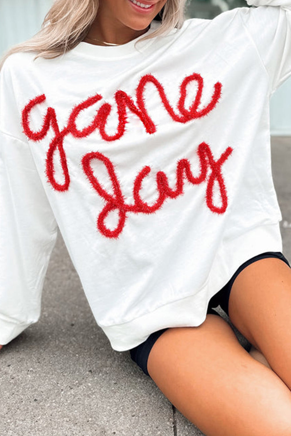 Tinsel Game Day Graphics White Sweins con hombros caídos