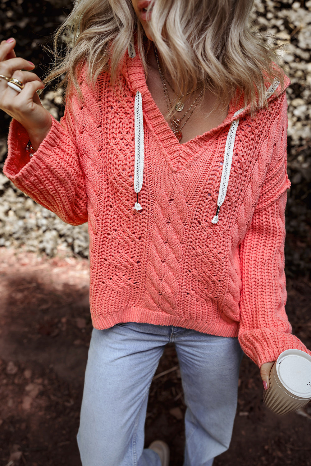 Pull à capuche avec cordon de serrage contrasté en tricot torsadé à flamme dorée