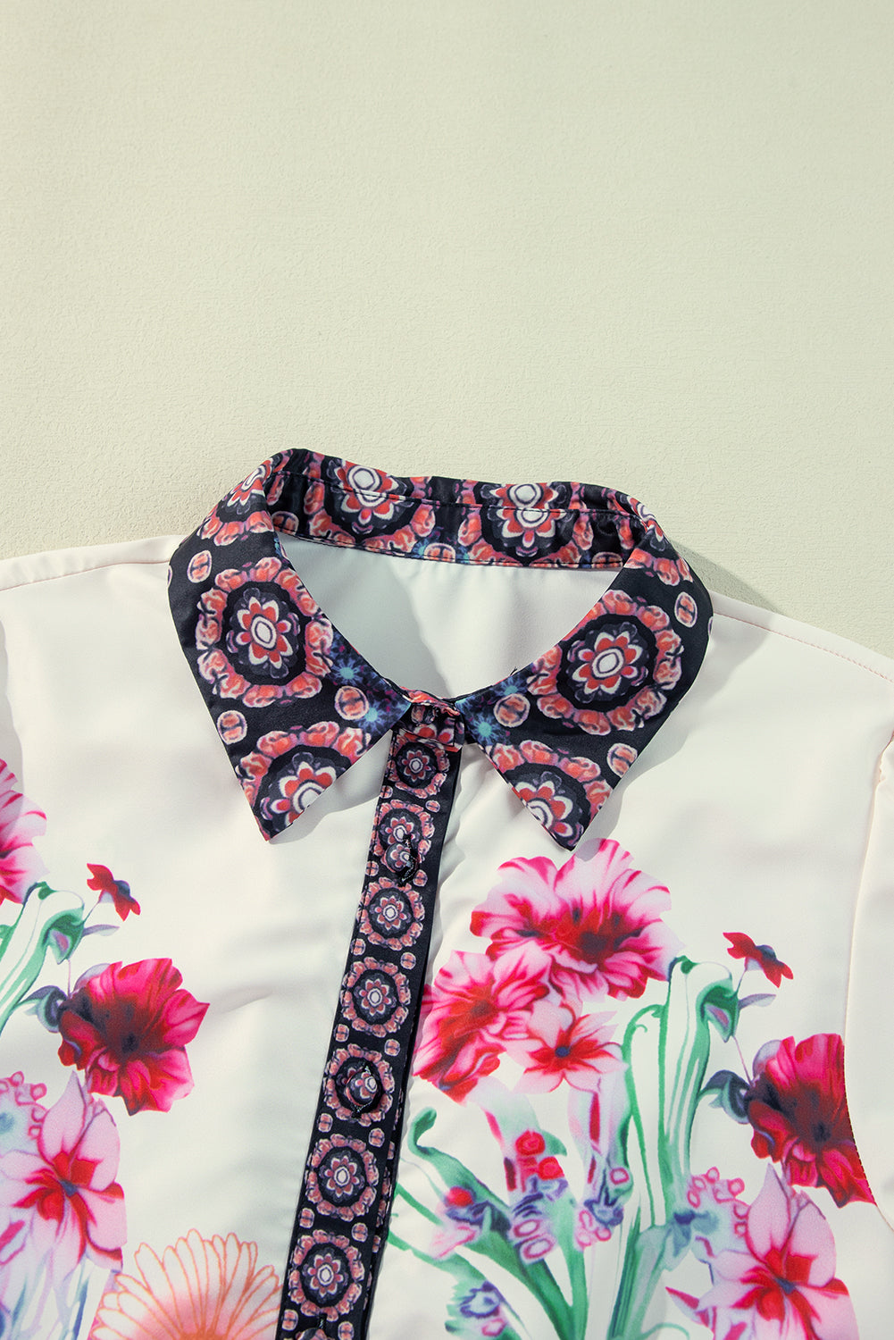 Mini-robe chemise taille haute boutonnée *