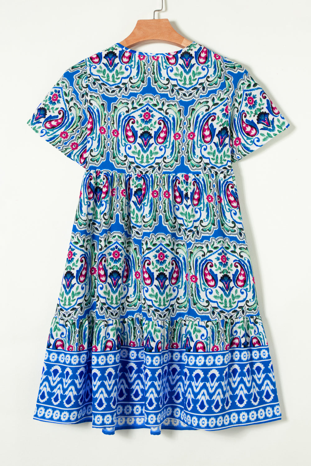 Robe courte bleu ciel à imprimé bohème, col noué, ourlet à volants