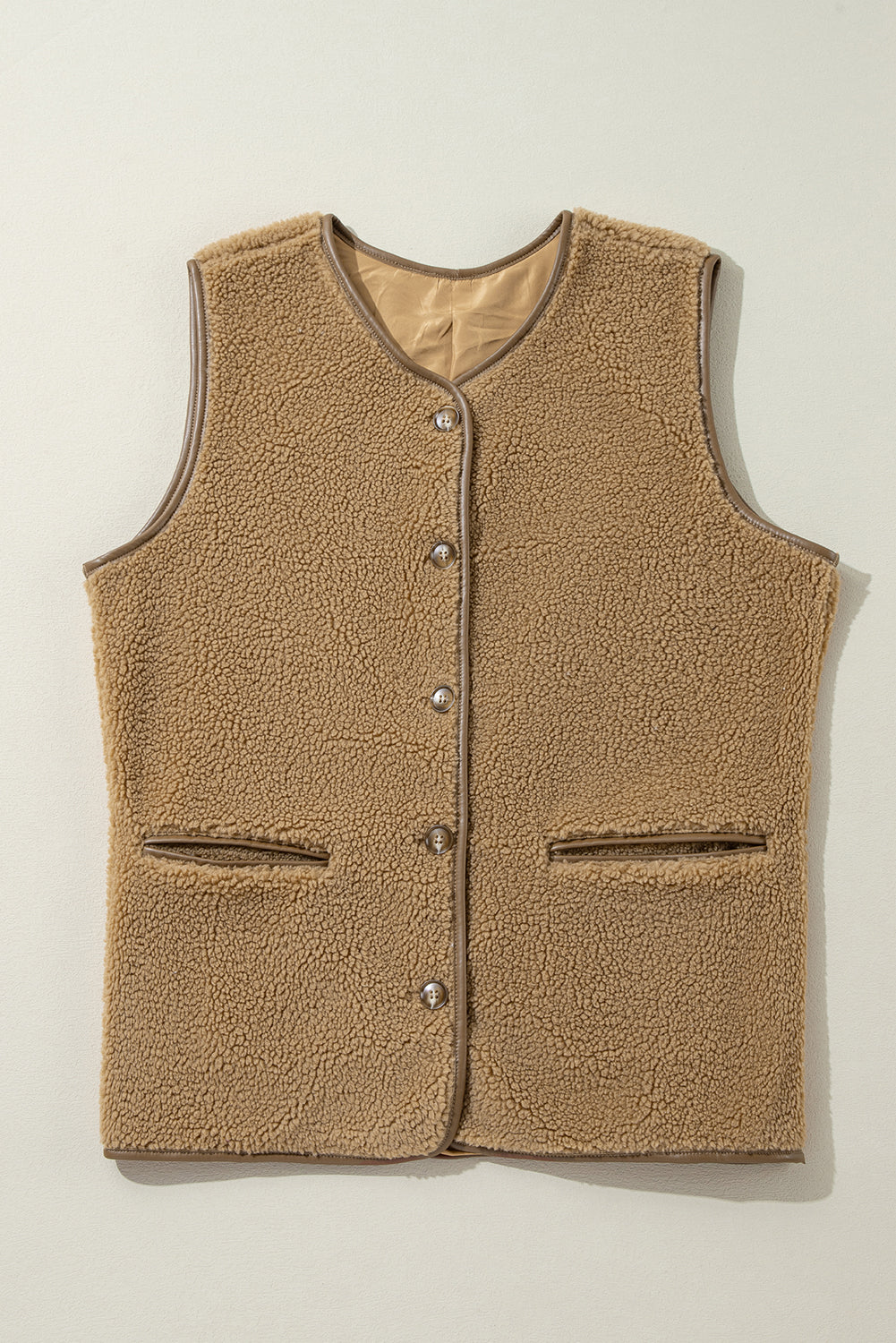 Gilet en polaire boutonné avec poches latérales contrastées en cuir camel