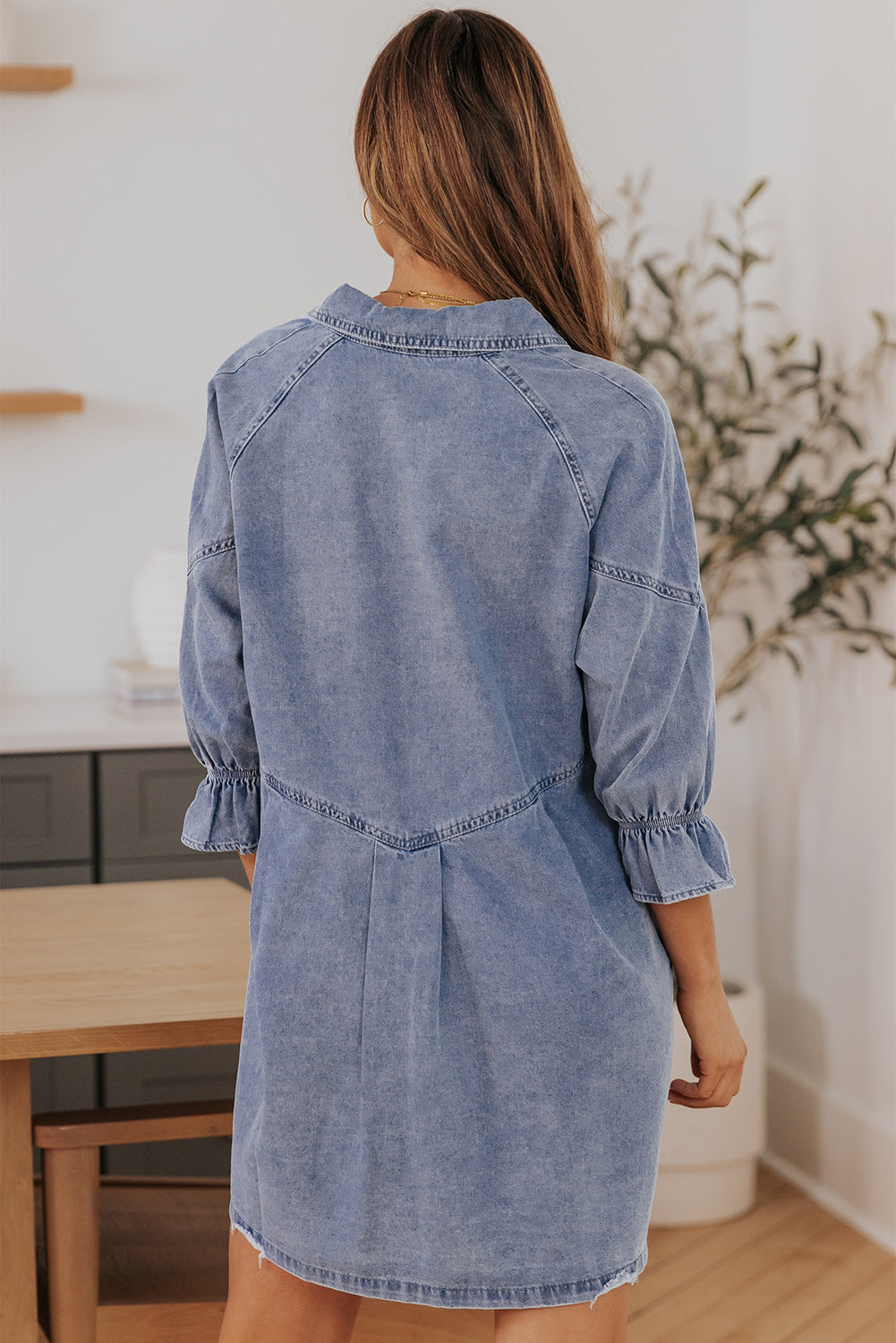 Mini-robe en jean boutonnée à manches longues bleu ciel