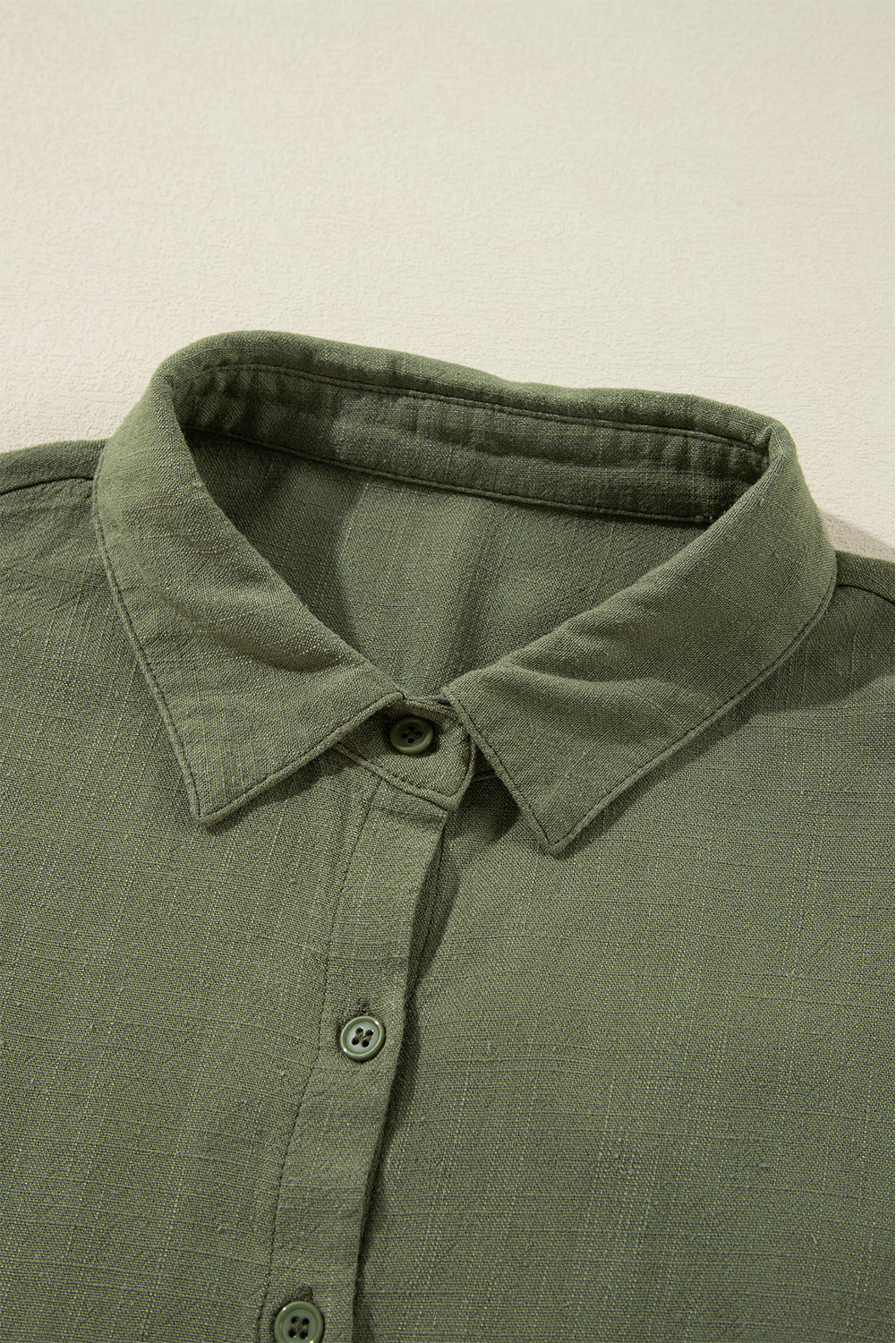 Mini-Robe folded shirt buttoned with puffy sleeves and several jungle green levels