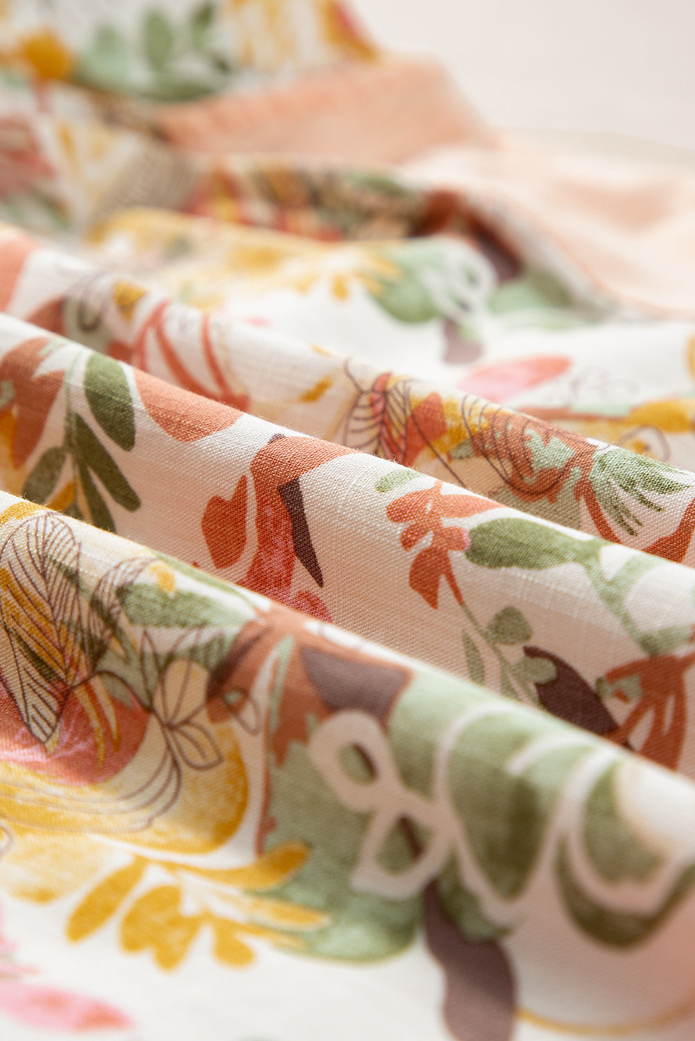 Chemisier à manches volantées et col carré en patchwork floral rose abricot-A WOMAN WE LOVE
