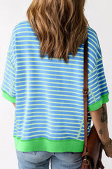 Camiseta alta e inferior con rayas azul cielo, borde contrastante de gran tamaño, costuras expuestas