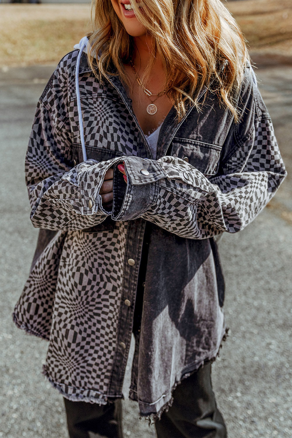 Veste en jean à capuche et ourlet effiloché gris à carreaux et patchwork