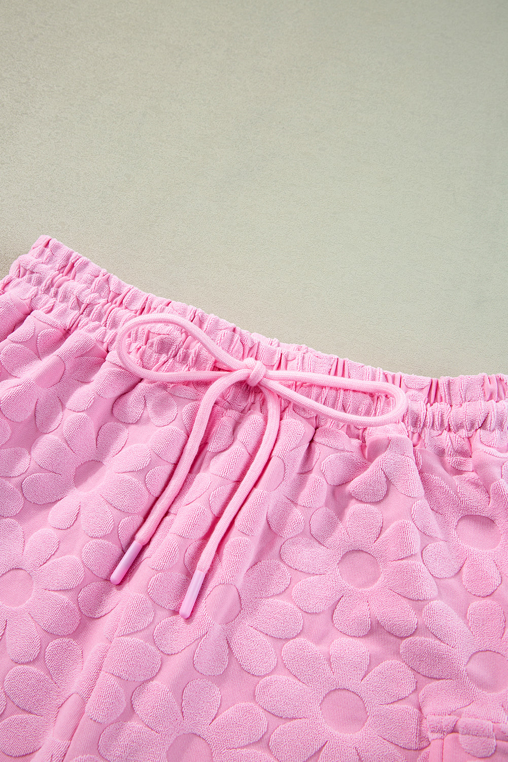 Top a manicotto corto con testura floreale rosa e shorts set