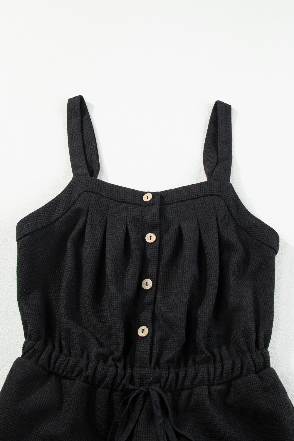 Combinaison noire à bretelles nouées et bouton texturé avec cordon de serrage-A WOMAN WE LOVE