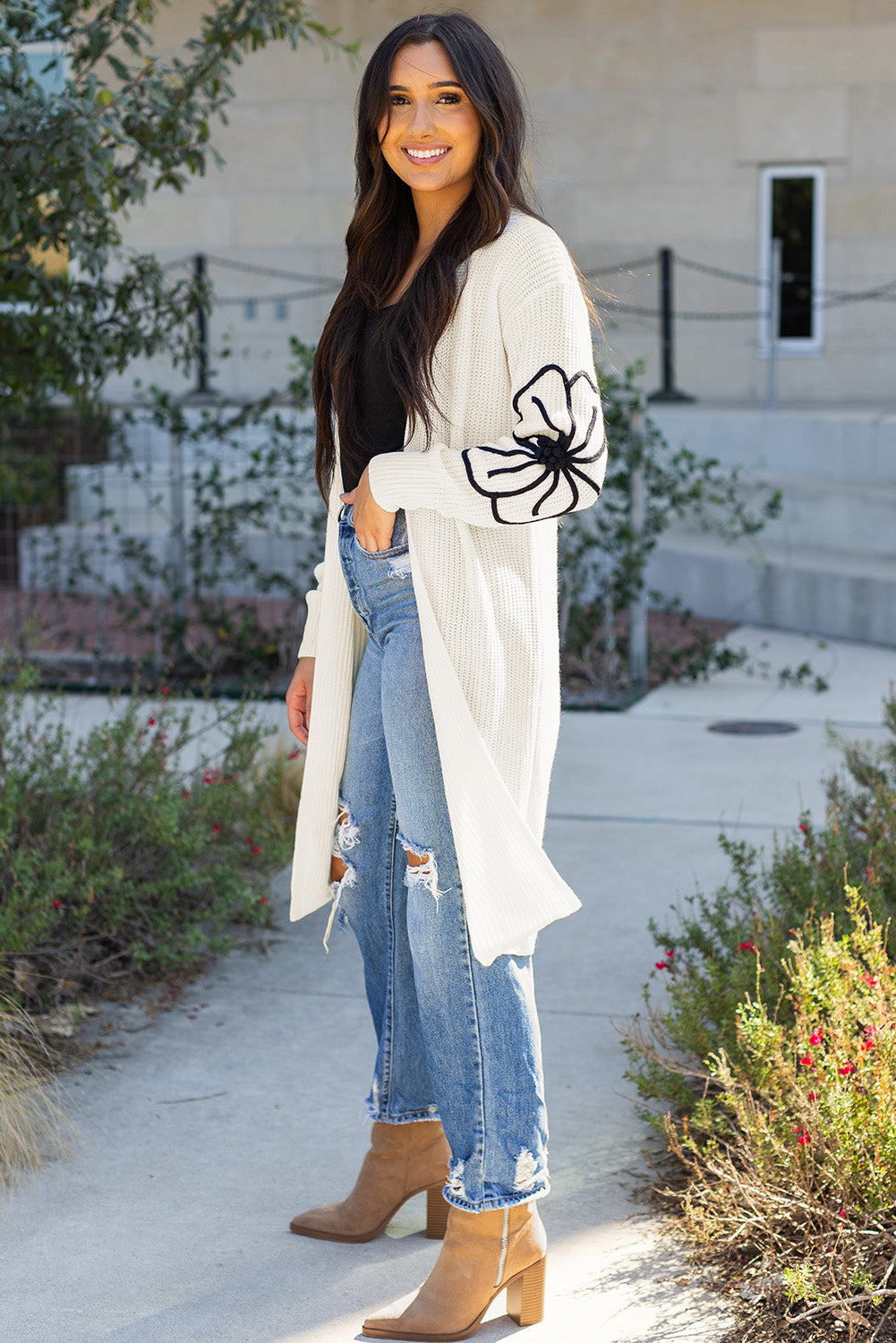 Cardigan beige à fleurs brodées à épaules tombantes ouvert sur le devant