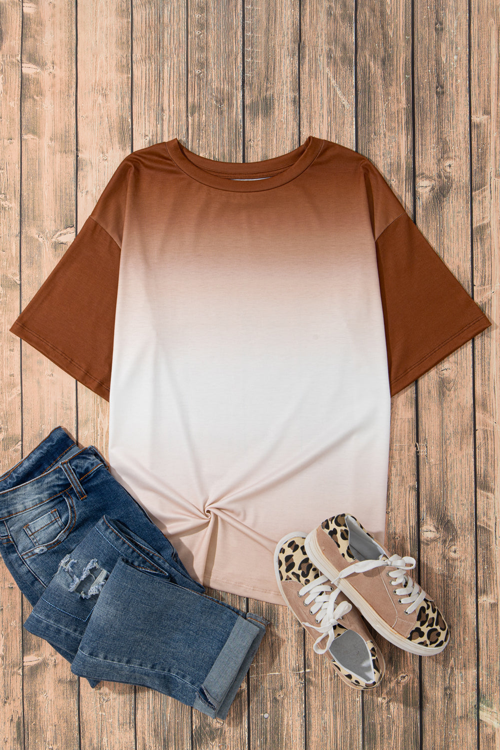 T-shirt de cou de couleurs de couleur brun