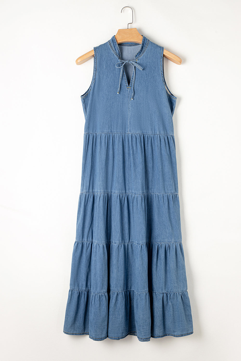 Blauhülsen und abgestufte Chambray Maxi -Kleid