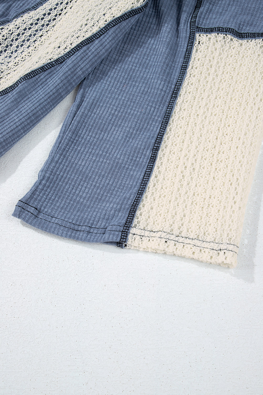 Haut ample haut bas bleu Ashleigh avec détails en crochet et coutures apparentes