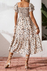 Robe beige à imprimé floral discret, col carré smocké