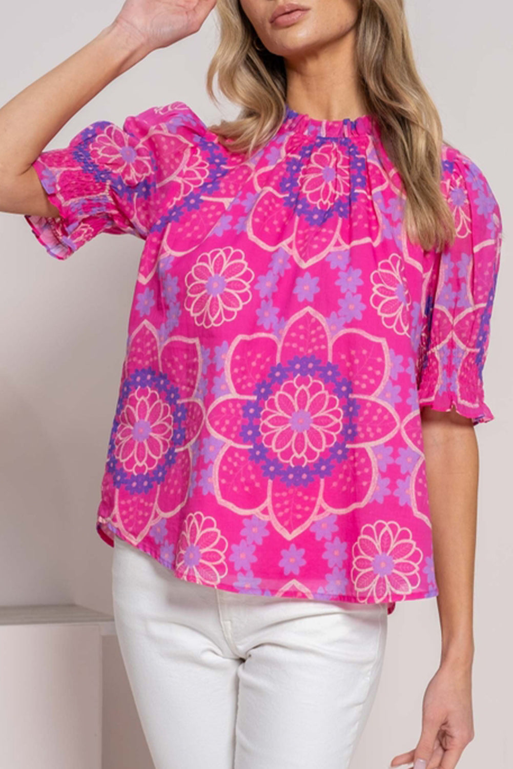 Blouse smockée à manches bouffantes et col volanté à imprimé floral rose-A WOMAN WE LOVE