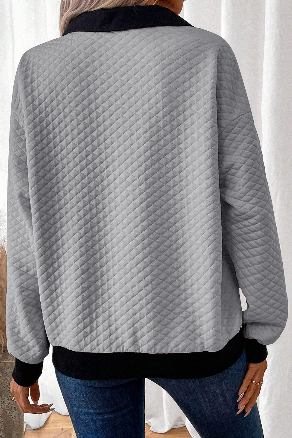 Sudadera gris texturizada gris claro en el bloque de color de los bordes y collar abotonado