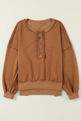 Hombro marrón marrón y sudadera henley