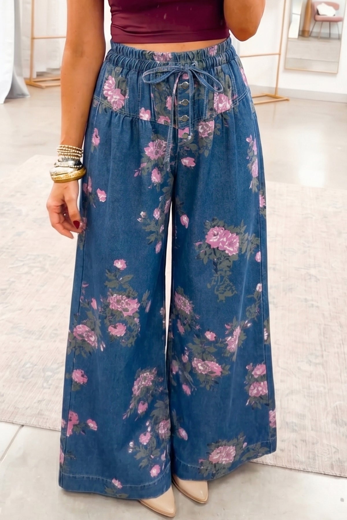 Jean large bleu fleuri à taille haute élastiquée, cordon et plis