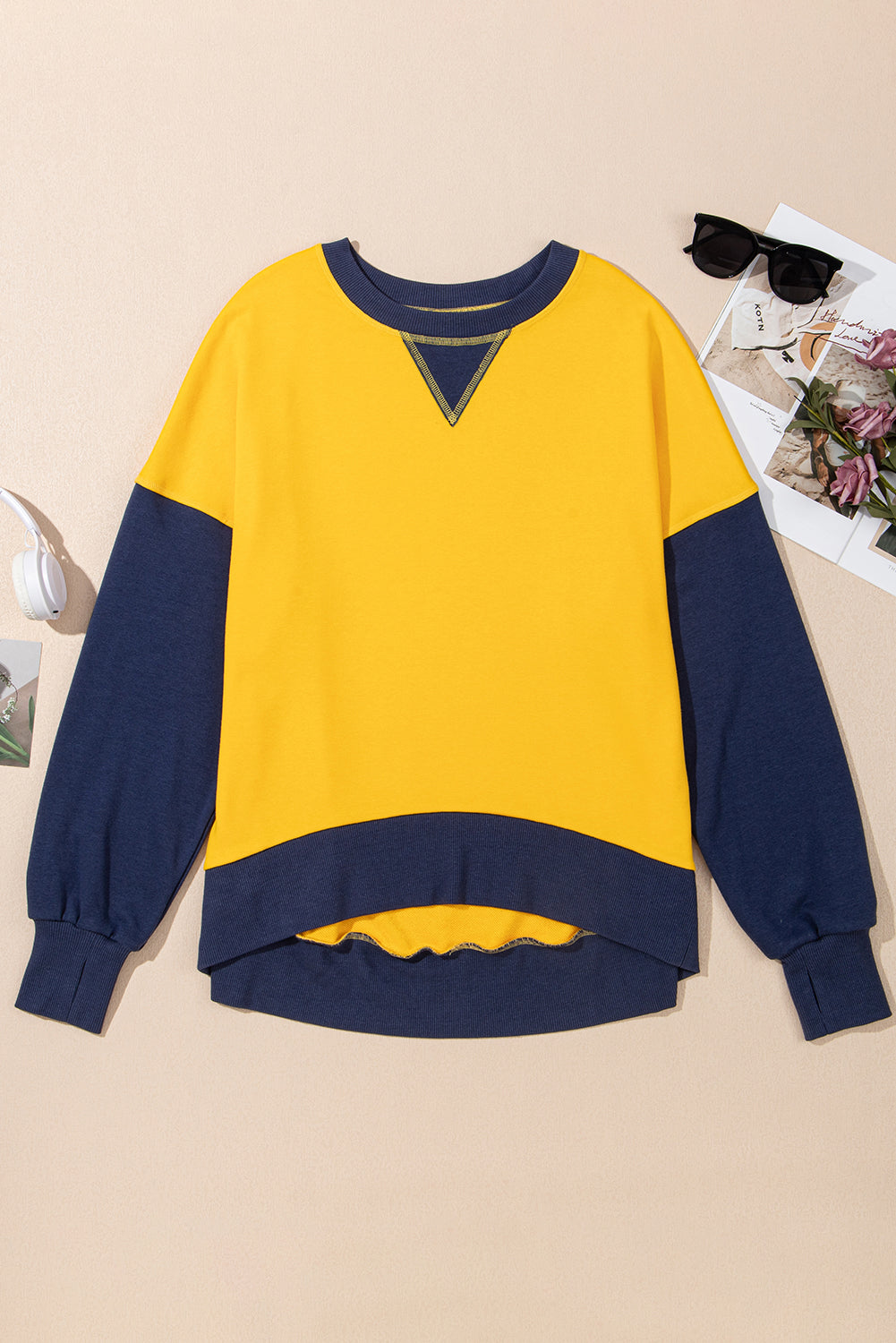 Sudadera amarilla con hombro caído y mangas con agujero para el pulgar