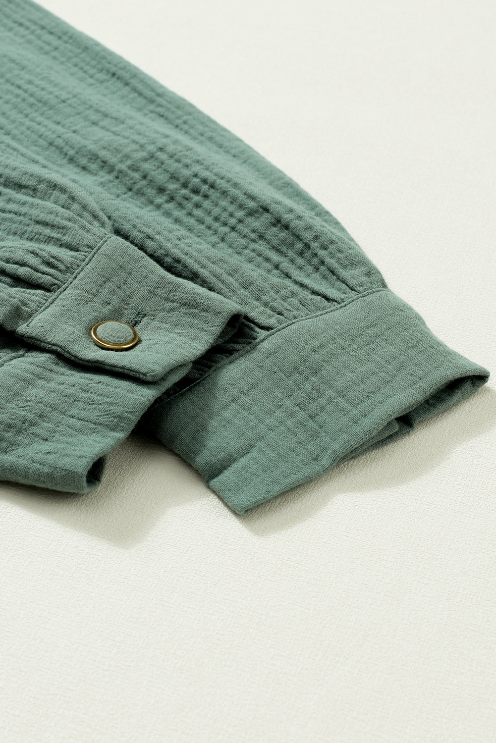 Chemise froissée verte à col fendu et à volants-A WOMAN WE LOVE