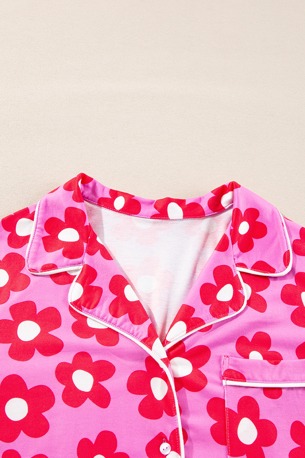 Ensemble pyjama chemise et short à manches longues et imprimé fleurs roses-A WOMAN WE LOVE