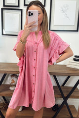 Mini-robe en jean boutonnée à manches courtes et à volants rose