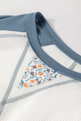 Raglán alto en tejido en relieve en mosaicos florales blancos