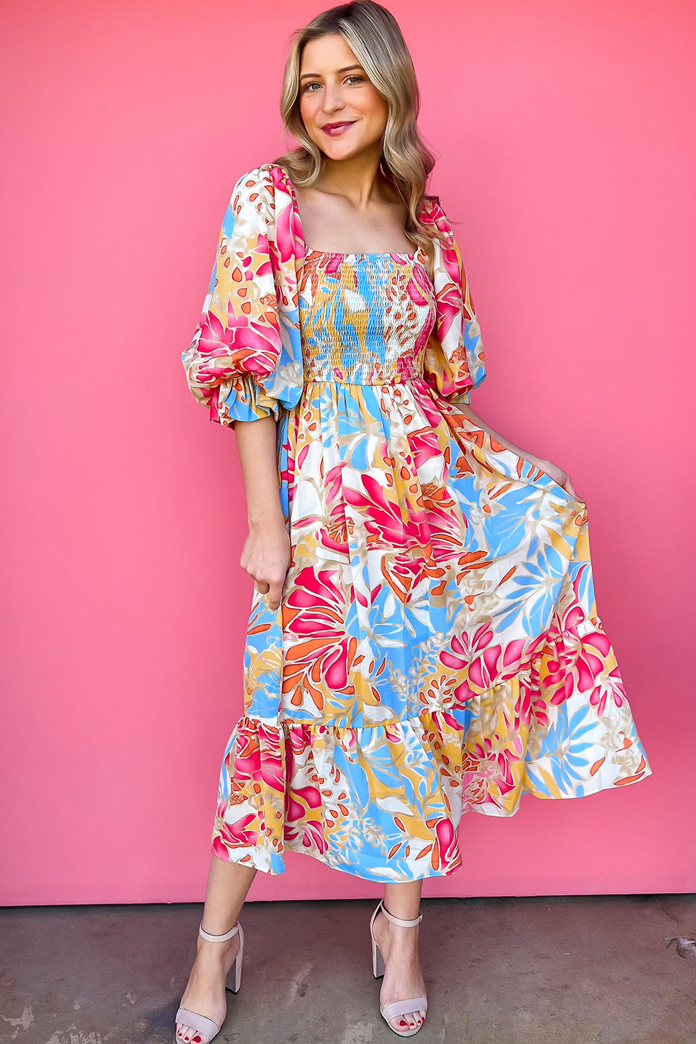 Robe longue à manches bouffantes et corsage smocké à imprimé tropical rose rouge