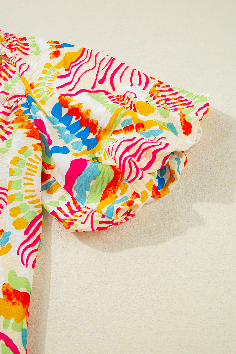 Chemisier orange imprimé abstrait froncé à manches mi-longues et col en V-A WOMAN WE LOVE