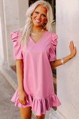 Mini-robe rose plissée à manches courtes et col en V avec ourlet à volants