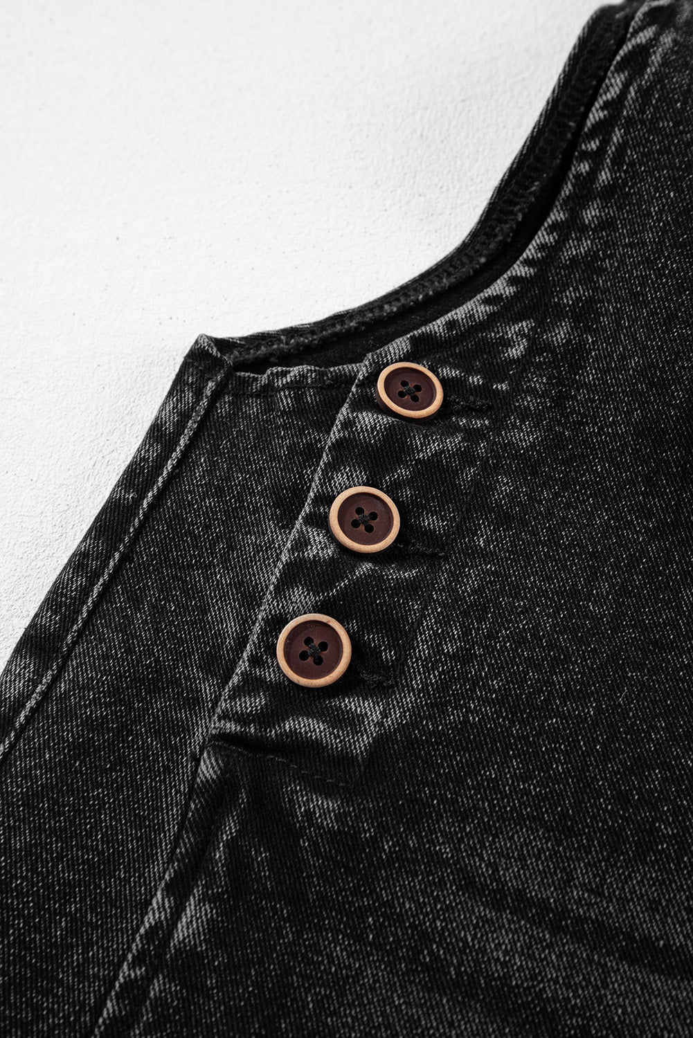 Salopette en jean noir effet vieilli avec poche à bavette et jambe large