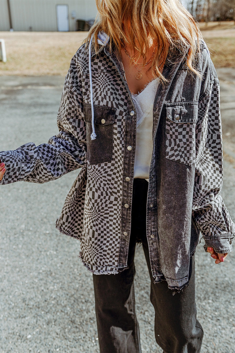 Veste en jean à capuche et ourlet effiloché gris à carreaux et patchwork