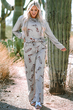 Ensemble de salon avec haut et pantalon à manches longues et bottes de cow-girl grises imprimées