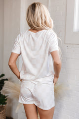 Sala de estar con camiseta y pantalones cortos *