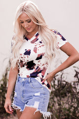 Camiseta blanca con mangas cortas y cuello en V estampado con patrón de vaca