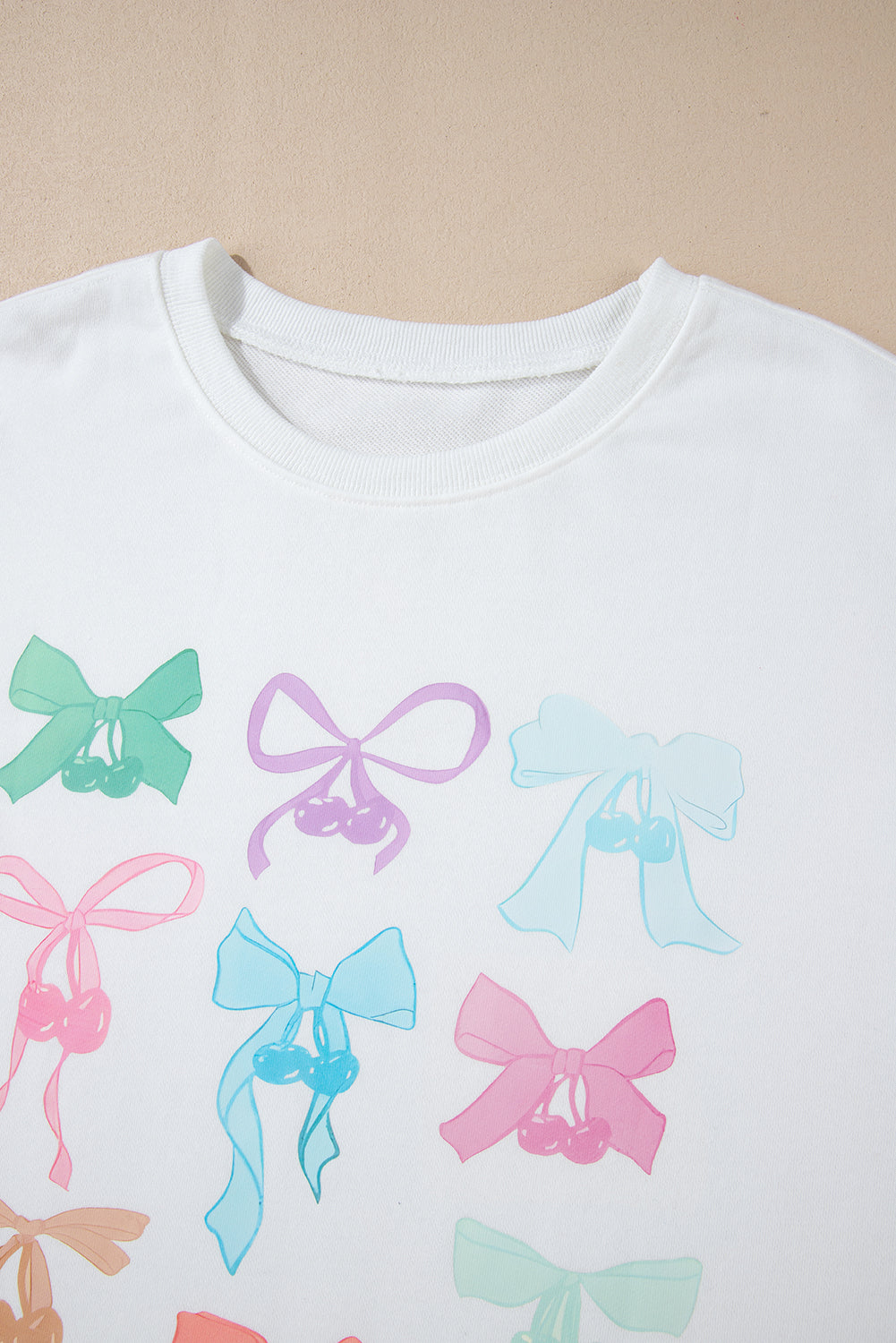 Sudadera suelta blanca con nudo de mariposa y hombros caídos