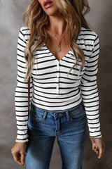 Camiseta con manga larga y cuello en V con rayas blancas