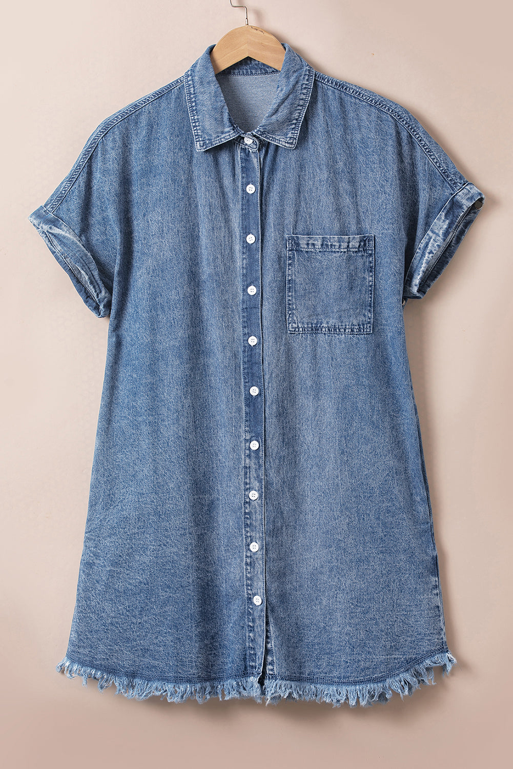 Robe en jean bleu délavé minéral avec manches à revers et ourlet effiloché