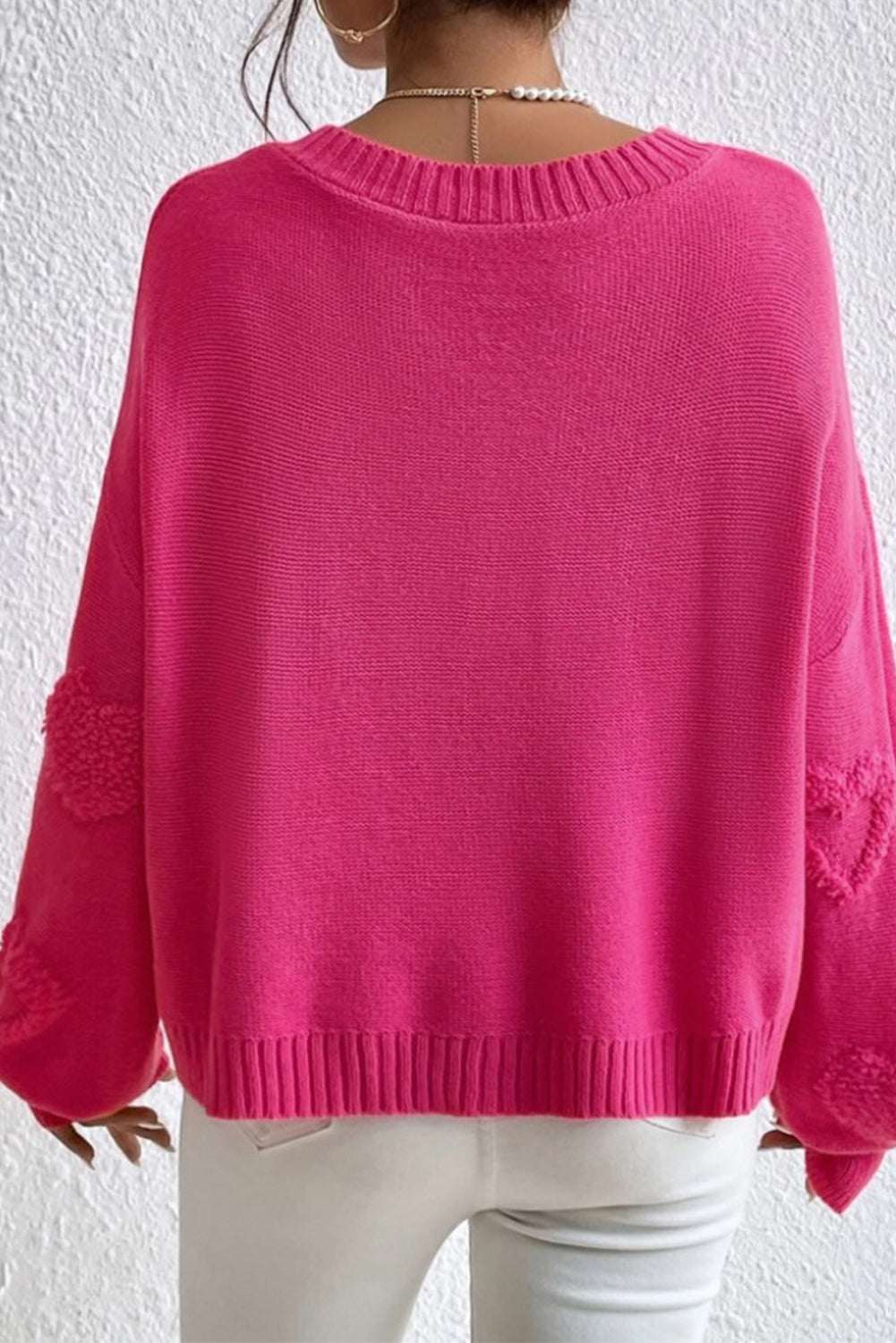 Pull à col en V et cœurs pelucheux ornés de perles rouge rose