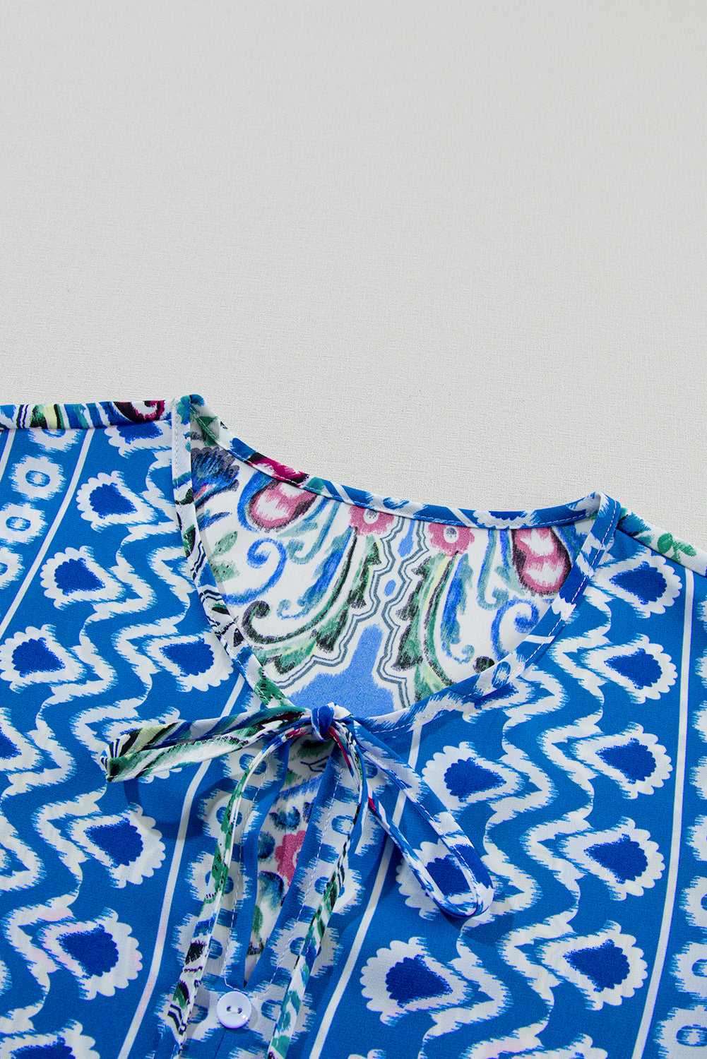 Robe courte bleu ciel à imprimé bohème, col noué, ourlet à volants