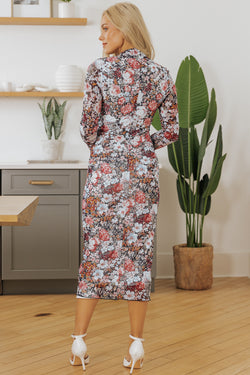 Mid-length dress with floral print and tight amount with long sleeve brown