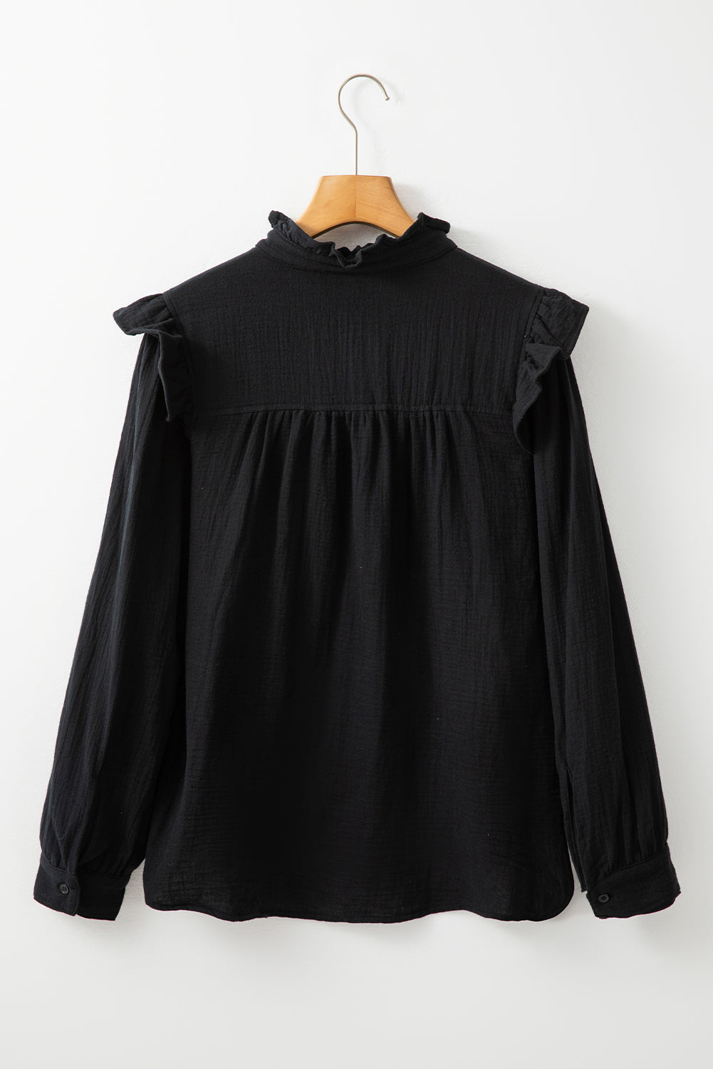 Chemise ample boutonnée noire à bordures texturées et à volants-A WOMAN WE LOVE
