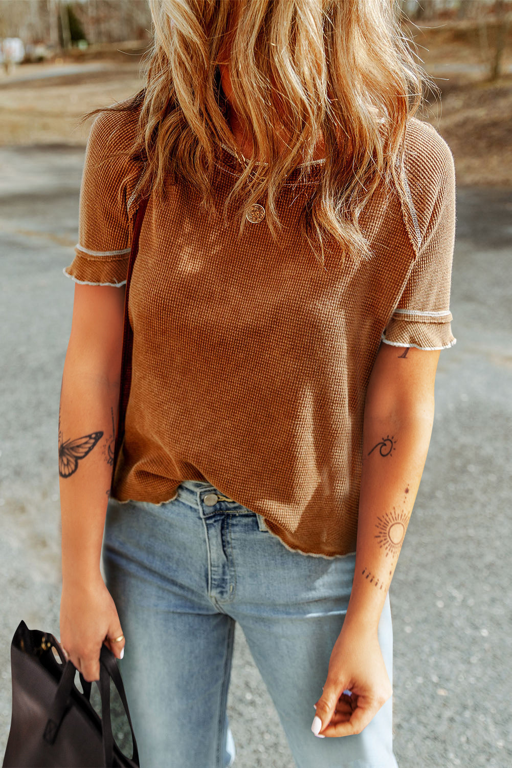 Camiseta de tejer con bordes fruncidos y costuras contrastantes marrones