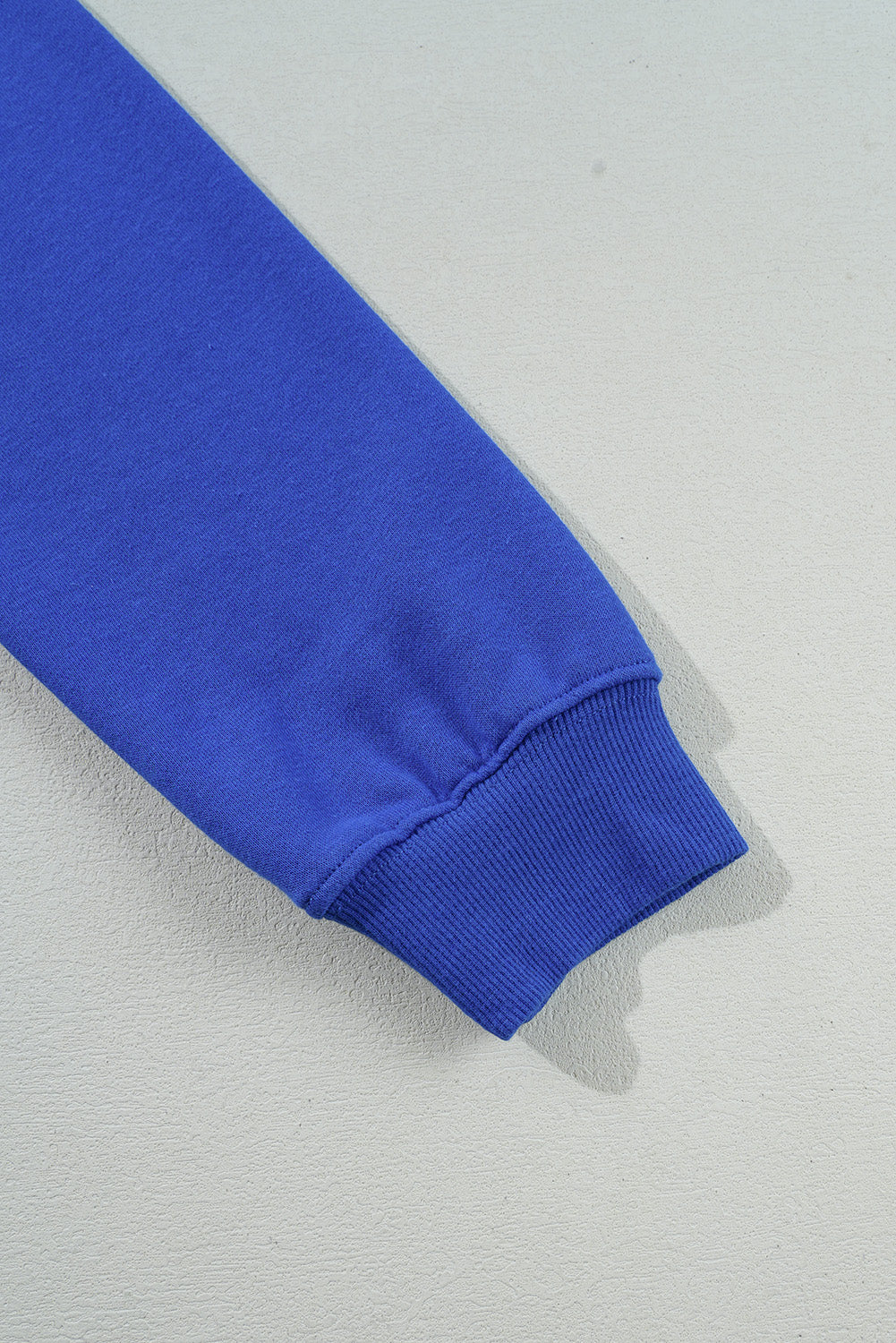 Sudadera gráfica con cuello azul oscuro