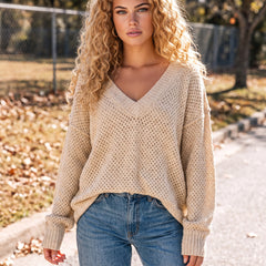Pull ample beige à col V et détails à œillets