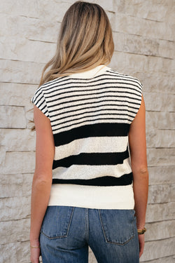 Black and white striped round -collar -collar -collar.