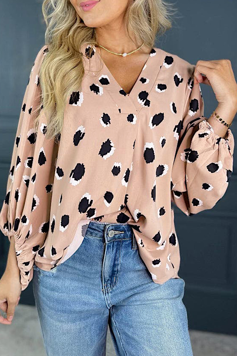 Blusa de color caqui clásico con brazalete de mangas y collar de leopardo VI