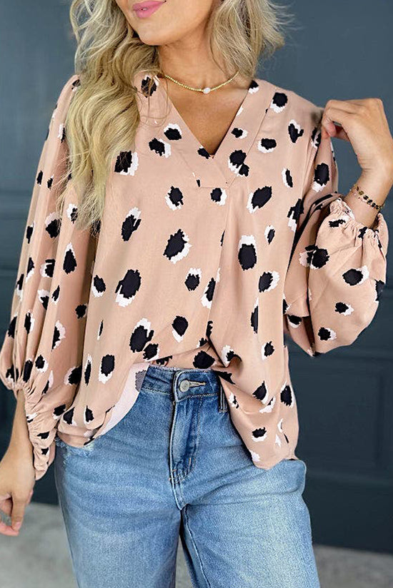 Blusa de color caqui clásico con brazalete de mangas y collar de leopardo VI