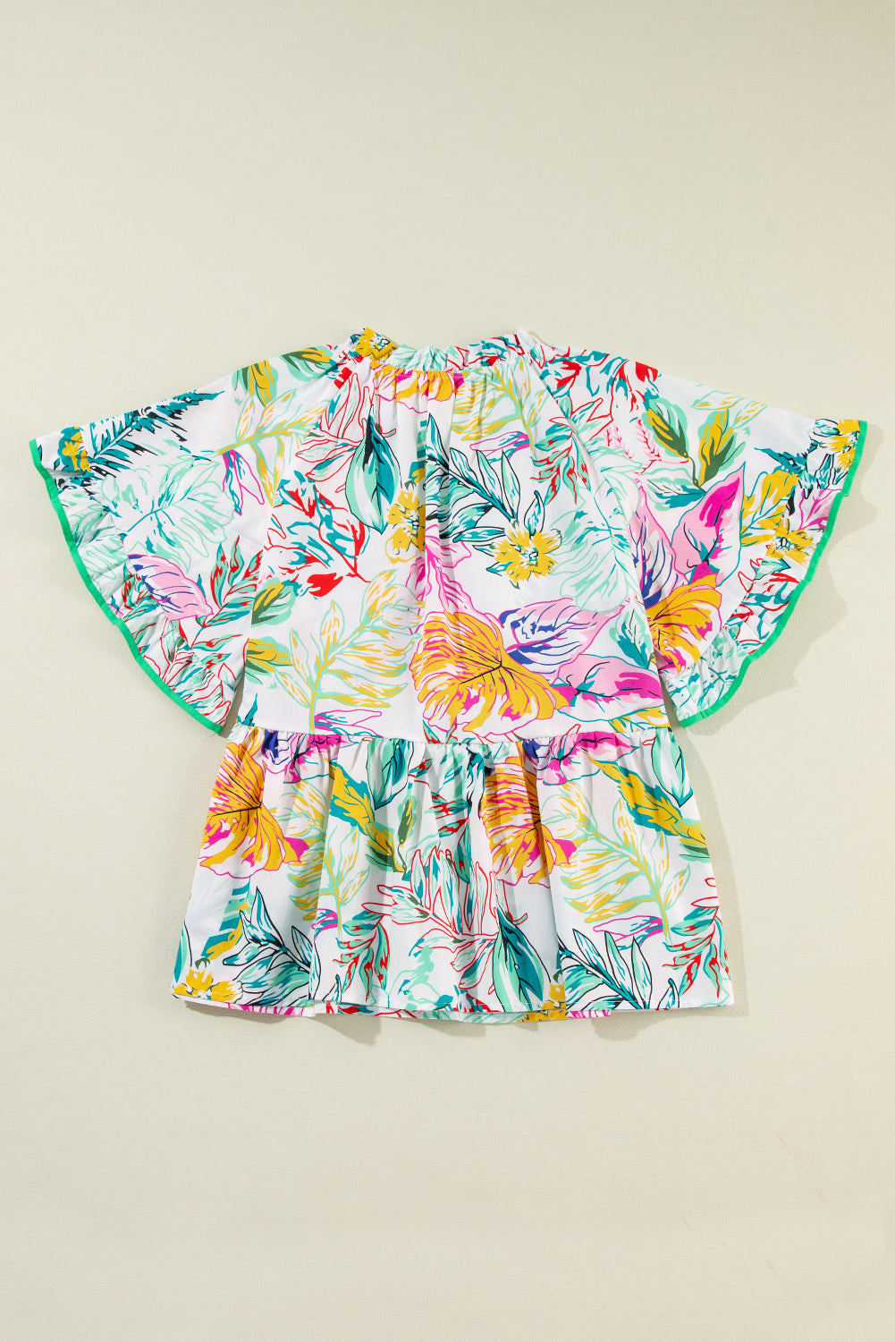 Chemisier blanc à manches courtes et à volants à imprimé floral tropical-A WOMAN WE LOVE