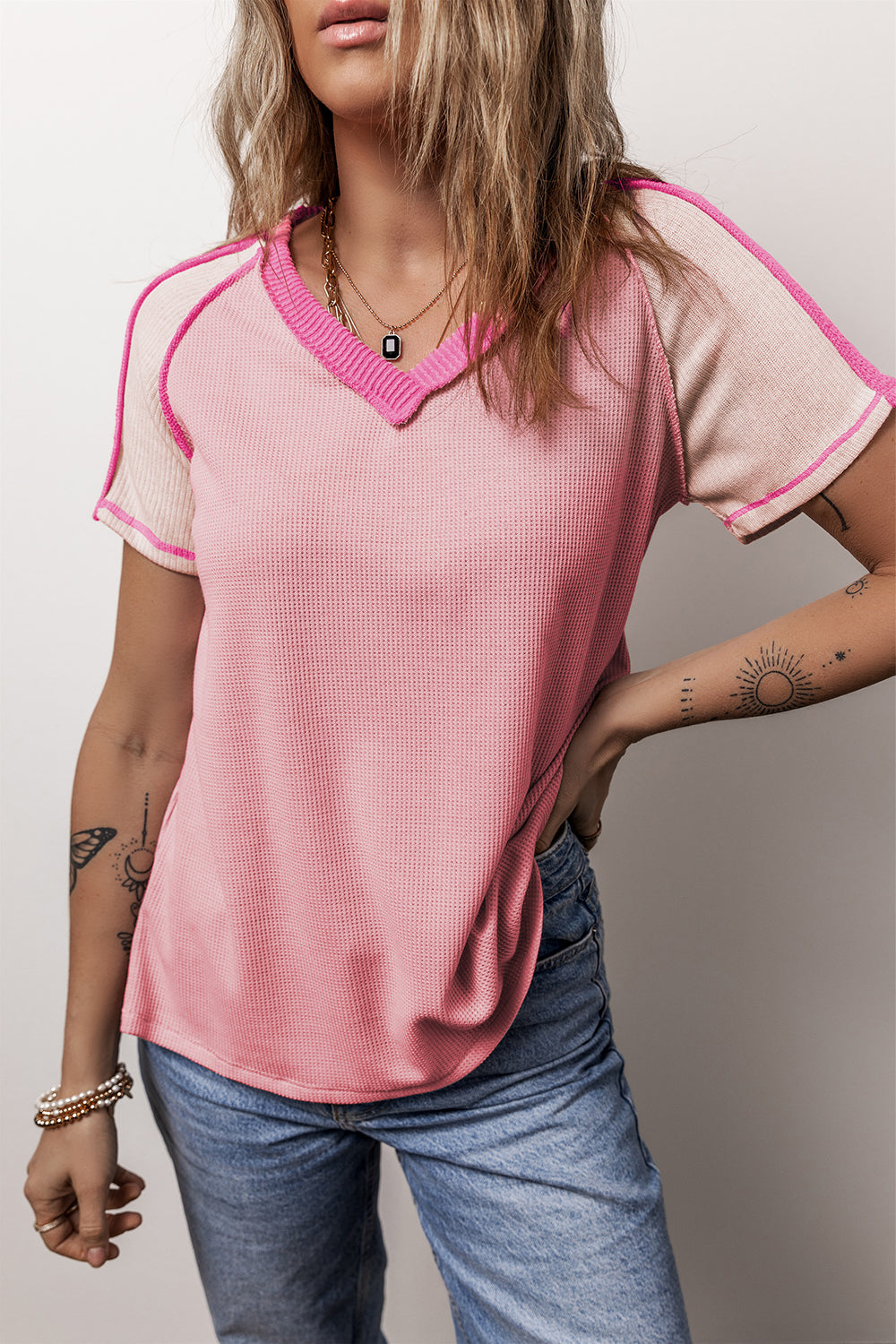 T-shirt a V Cour Block a forma di cucitura a forma di guscio rosa